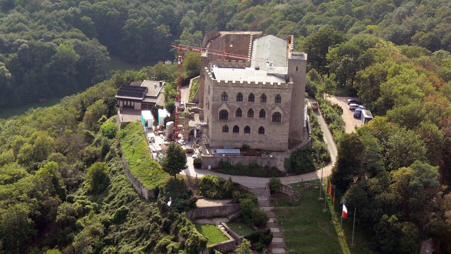 Photo "Hambacher Schloss, Rheinland-Pfalz, Luftaufnahme" by Rolohauck (page does not exist) (Creative Commons Attribution-Share Alike 3.0) / Cropped from original