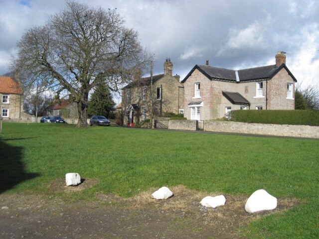 Photo "Summerhouse" by TIM CHAPMAN (CC BY-SA) / Cropped from original