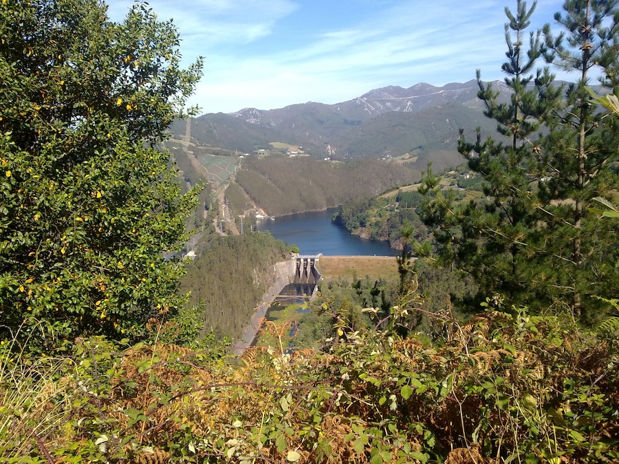Vista panoramica del embalse de Arbón