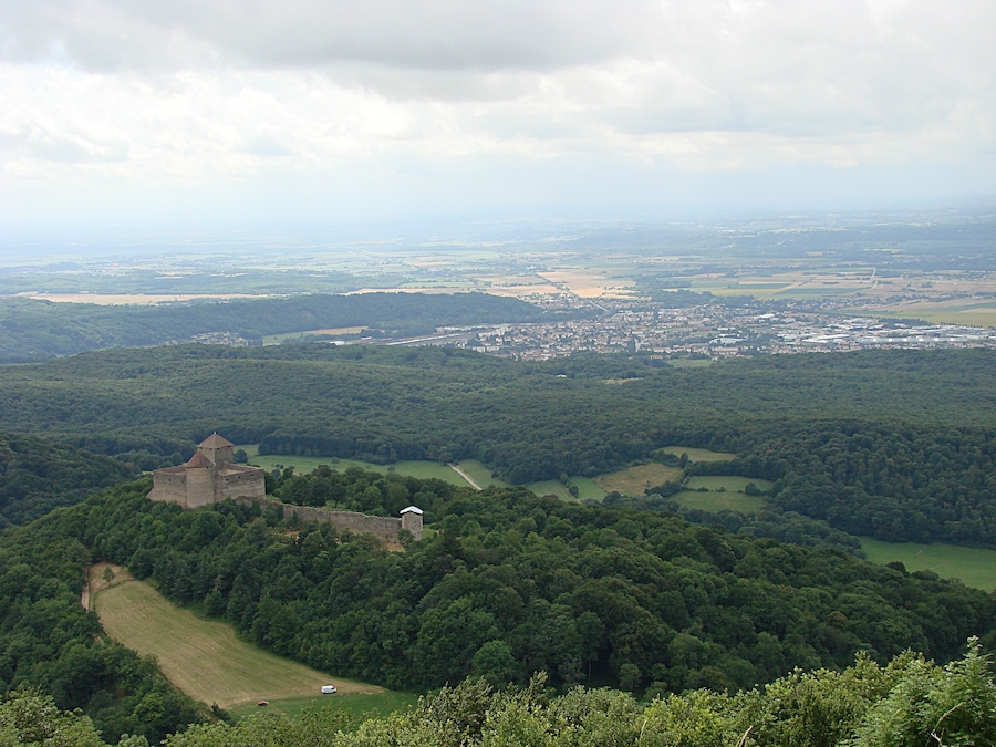 Le Château des Allymes dominant Ambérieu-en-Bugey et la plaine de l'Ain