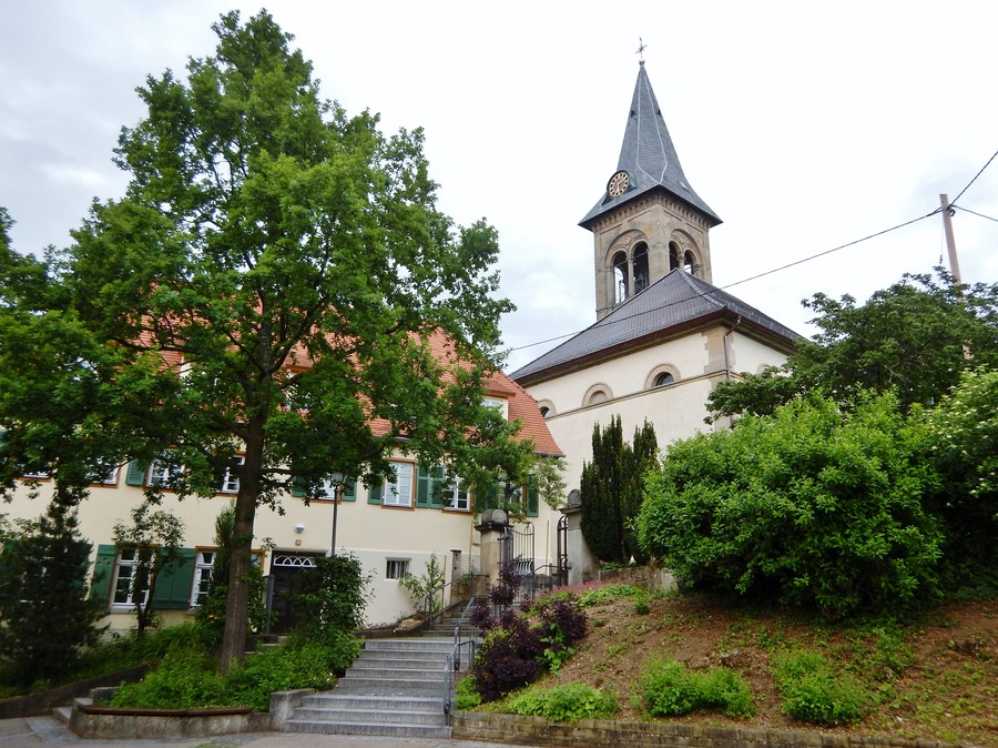 Evangelische Stephanuskirche mit dreiseitiger Empore, erbaut 1827 durch den Stuttgarter Hochbaurat Roth.