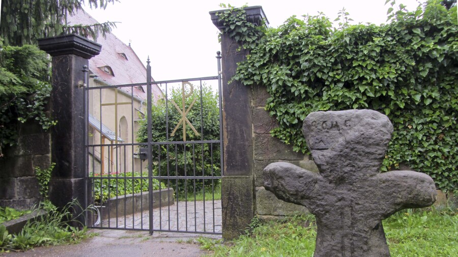 Photo "Steinkreuz in Possendorf" by Radler59 (Creative Commons Attribution-Share Alike 3.0) / Cropped from original