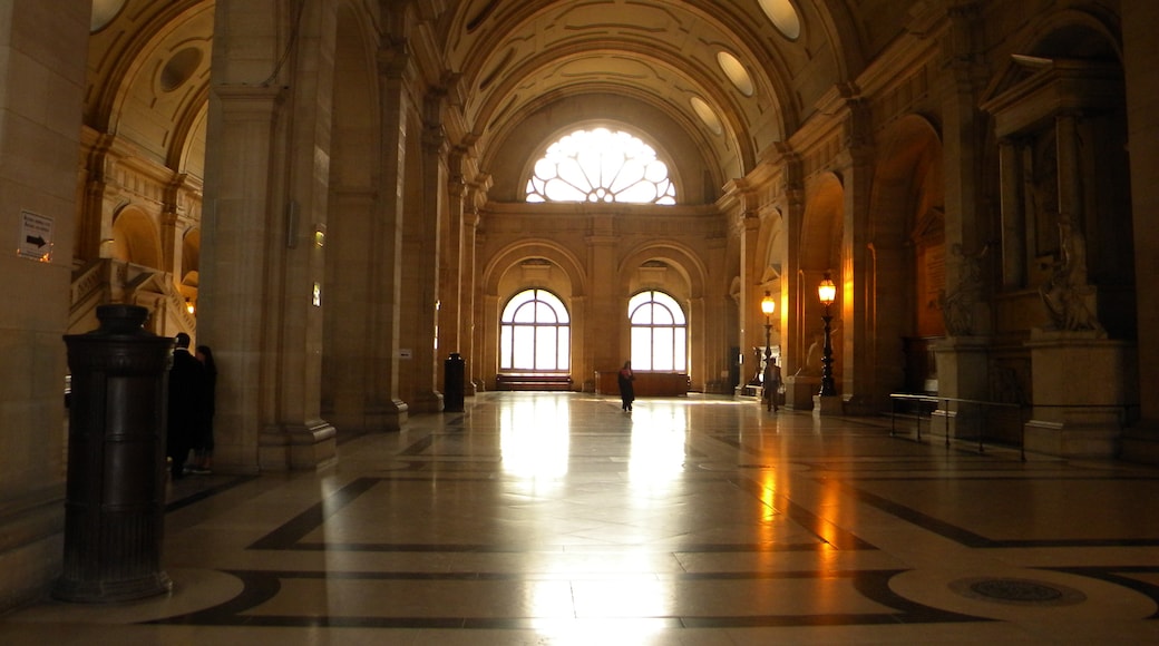 Ảnh "Palais de Justice" của Britchi Mirela (page does not exist) (CC BY-SA) / Cắt từ ảnh gốc