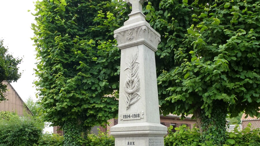 Photo "Westrehem (Pas-de-Calais, Fr) monument aux morts" by undefined (Creative Commons Zero, Public Domain Dedication) / Cropped from original