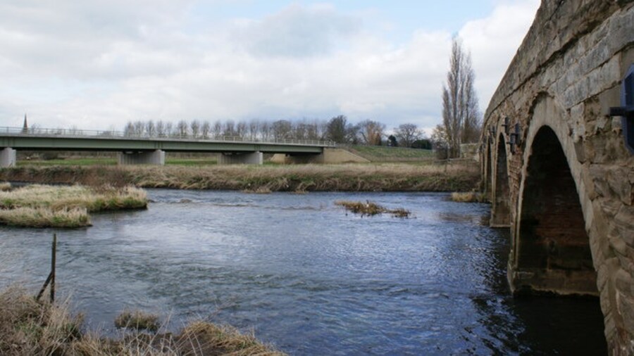 Photo "Old and new The old road bridge into Barford alongside the new bypass bridge." by Colin Craig (Creative Commons Attribution-Share Alike 2.0) / Cropped from original