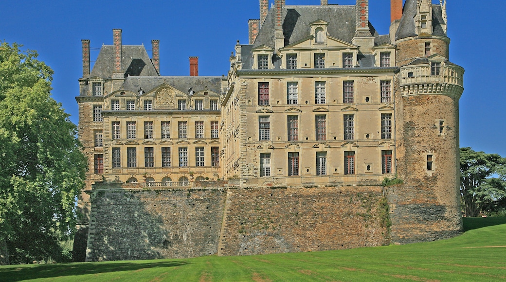 Foto ‘Château de Brissac’ van W. Bulach (page does not exist) (CC BY-SA) / bijgesneden versie van origineel