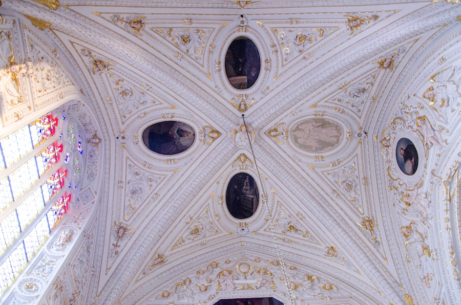La décoration de ce plafond est vraiment agréable à voir. On y resterai pendu quelques temps.
