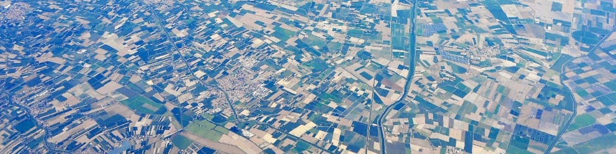 Photo "Flug von Hannover nach Rom 2013" by Ra Boe / Wikipedia (Creative Commons Attribution-Share Alike 3.0 de) / Cropped from original