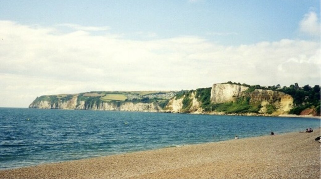 Photo "Seaton Beach" by Tom Pennington (CC BY-SA) / Cropped from original