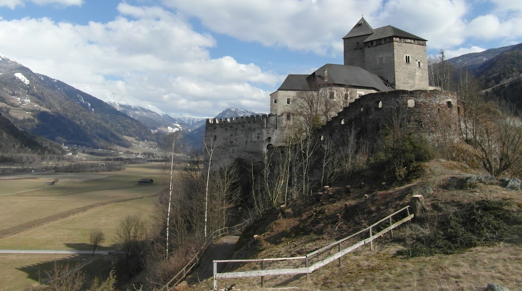 Foto „Burg Reifenstein“ von Llorenzi (CC BY-SA)/zugeschnittenes Original