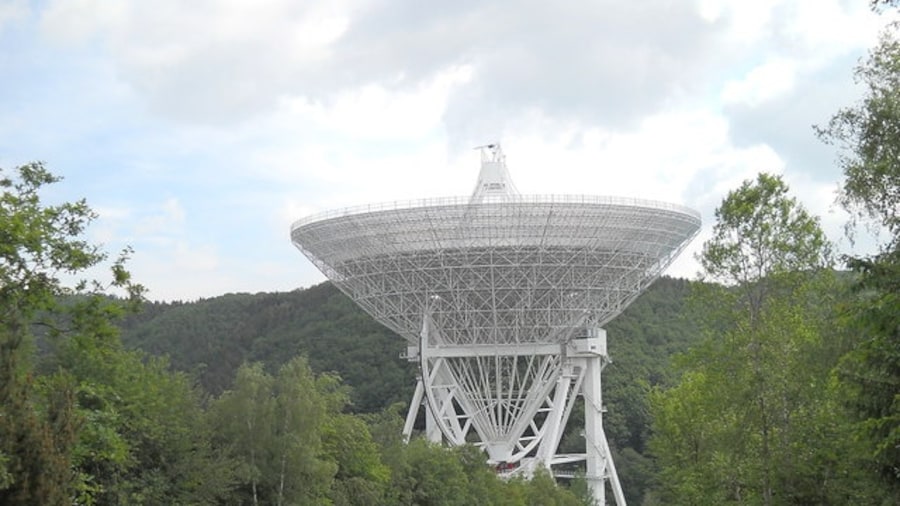 Photo "Radioteleskop Effelsberg" by Robot Monk on geo.hlipp.de (Creative Commons Attribution-Share Alike 2.0) / Cropped from original