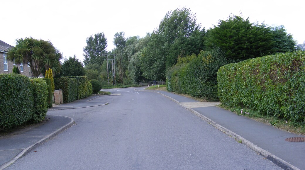 Foto "Knodishall" por Adrian Cable (CC BY-SA) / Recortada de la original