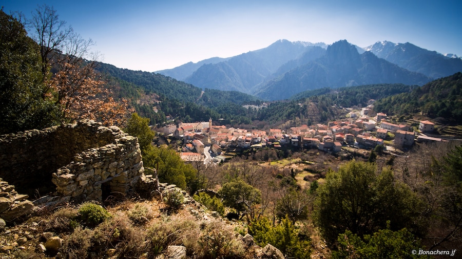 Le village de Ghisoni, avec , en fond, les montagnes du Christe Eleison (1260m) et du Kyrie Eleison (1535m)