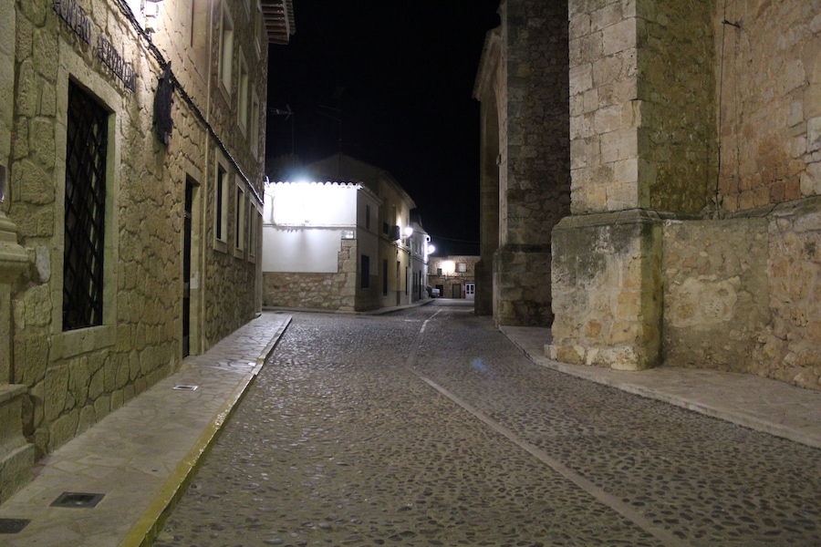 Rua típica manchega de El Toboso (Toledo) que vai por trás da Igreja Matriz da localidade. Podemos apreciar que a rua em vez de pavimento está feita pedra, rua bastante estreita.