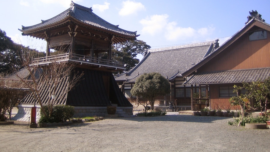 Photo "Tozenji (東漸寺 Tōzen-ji), located at 58 Nuidono, Ina, Kozakai, Aichi, Japan" by undefined () / Cropped from original