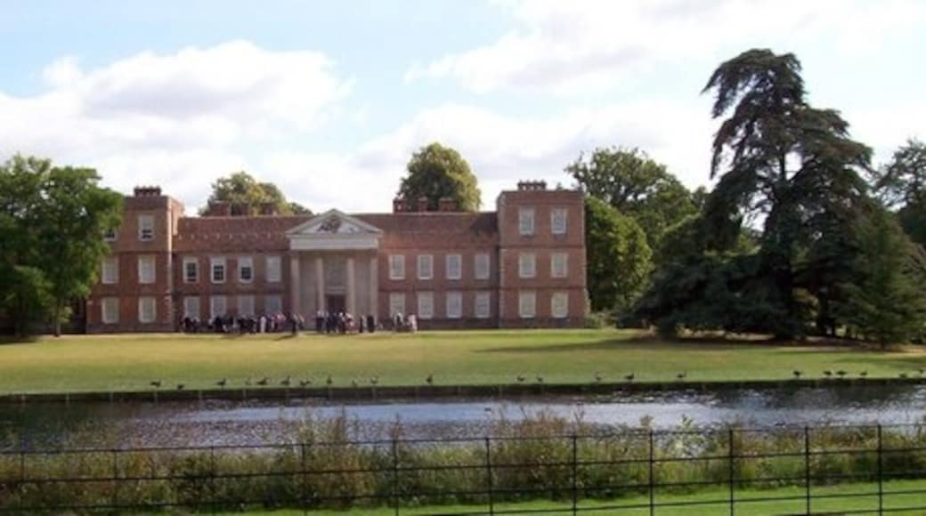 Photo "The Vyne" by Len Williams (CC BY-SA) / Cropped from original