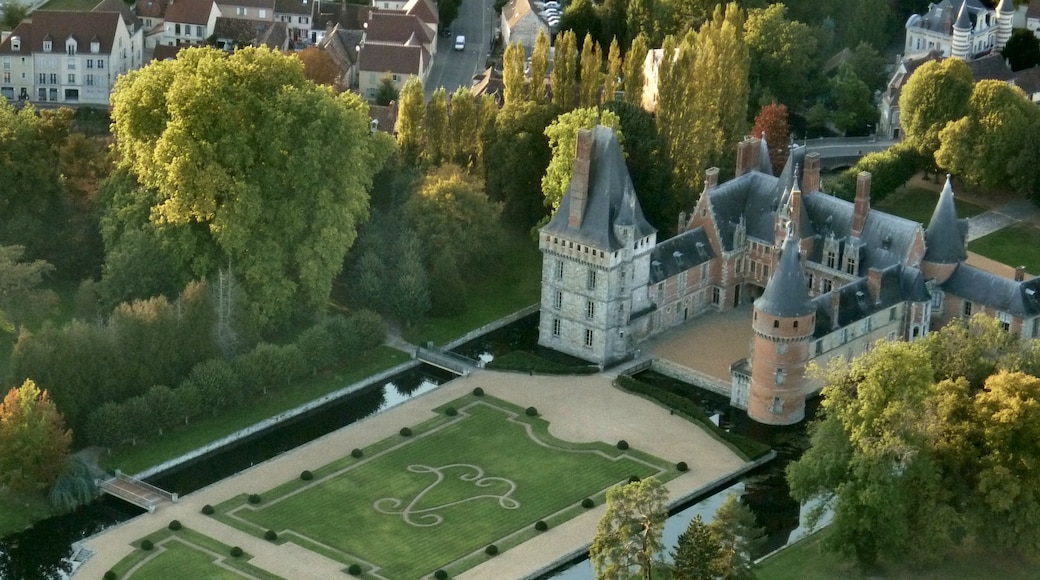 Photo "Chateau de Maintenon" by Carolyne (page does not exist) (CC BY-SA) / Cropped from original