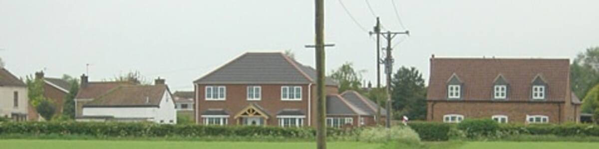 Photo "Bridleway at Southrey The buildings form the 'Highthorpe' part of the village, which is at least 2 metres higher than the 'Lowthorpe'" by Alan Murray-Rust (Creative Commons Attribution-Share Alike 2.0) / Cropped from original