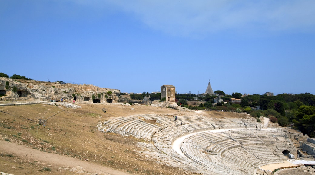 Foto „Griechisches Theater von Syrakus“ von trolvag (CC BY-SA)/zugeschnittenes Original