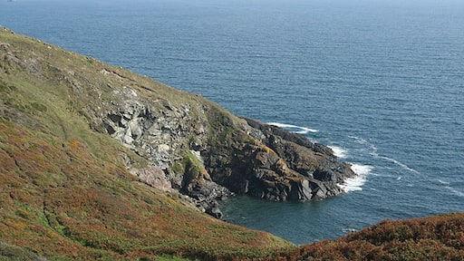 Photo "Cadgwith" by Martin Bodman (CC BY-SA) / Cropped from original