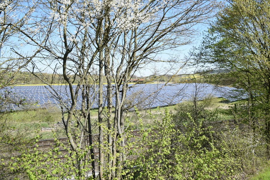 Der "Solaracker Cölbe", eine Photovoltaik-Freiflächenanlage bei Bernsdorf (Cölbe)