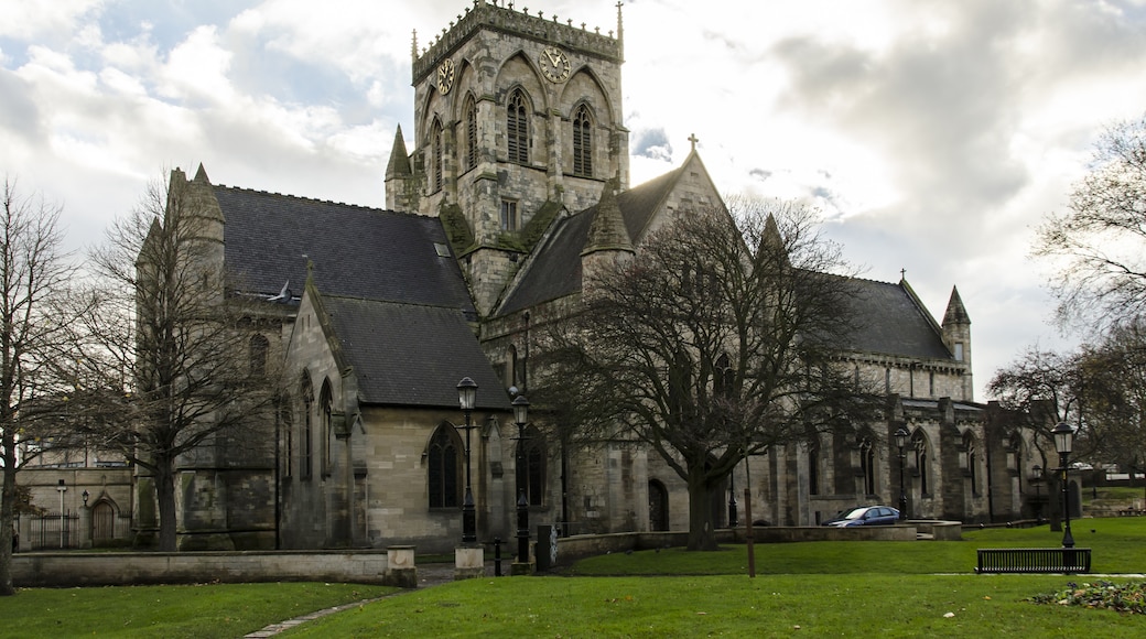 Photo "Grimsby Minster" by Jules & Jenny (CC BY) / Cropped from original