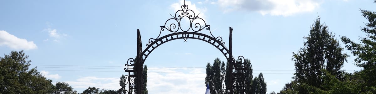 Photo "Grille d'entrée principale du château de Combreux, Tournan-en-Brie" by Thibault Pelloquin (Creative Commons Attribution 3.0) / Cropped from original