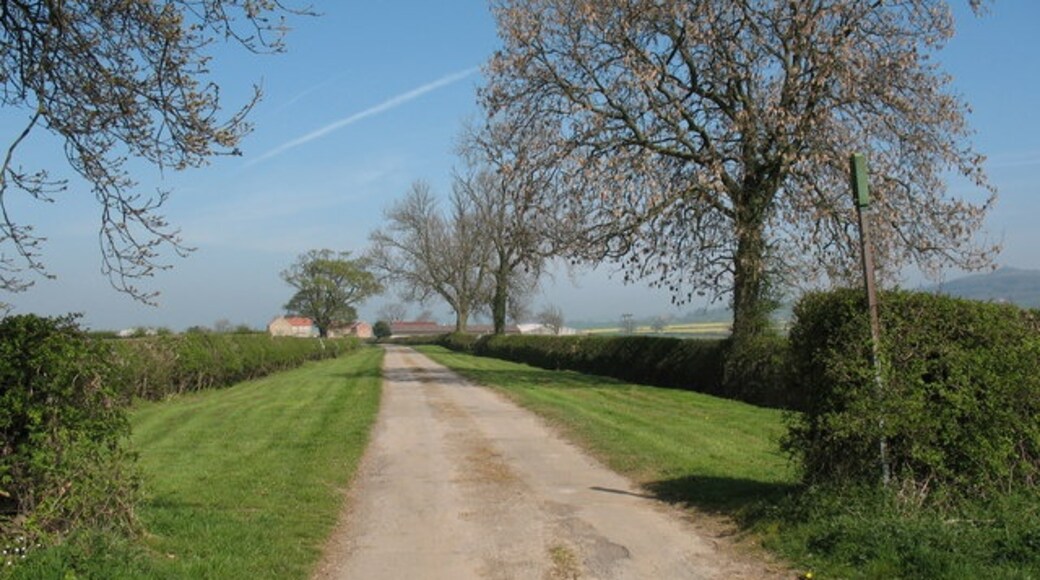 Foto „Carlton Husthwaite“ von Gordon Hatton (CC BY-SA)/zugeschnittenes Original