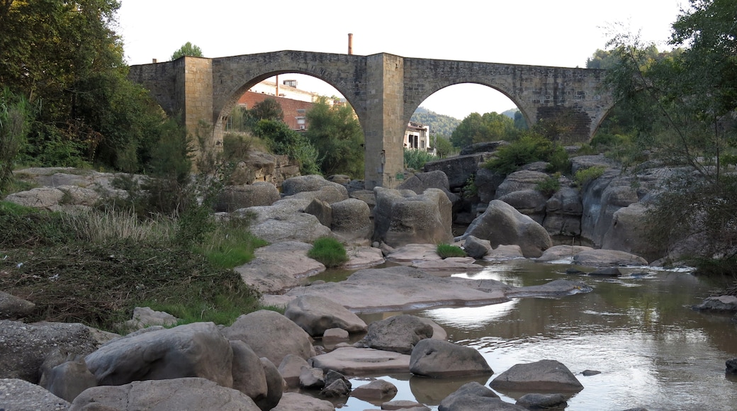Photo "El Pont de Vilomara I Rocafort" by Enfo (CC BY-SA) / Cropped from original