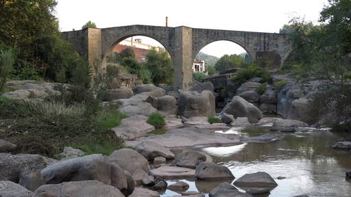 Foto "El Pont de Vilomara I Rocafort" oleh Enfo (CC BY-SA) / Dipotong dari foto asli
