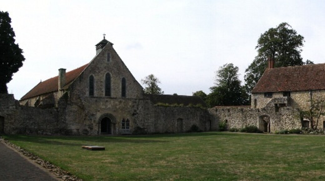 Photo "Beaulieu Abbey" by E Gammie (CC BY-SA) / Cropped from original