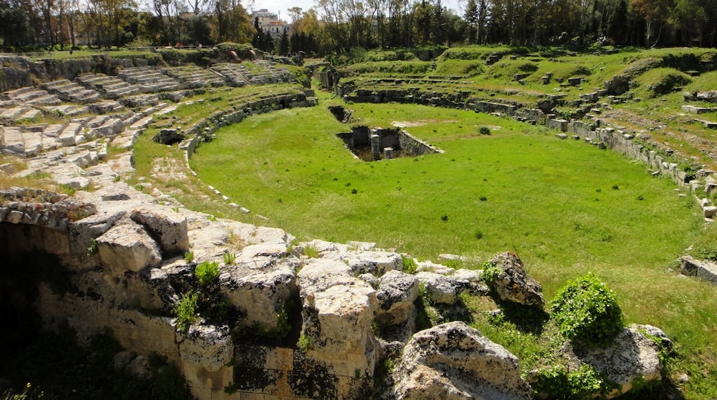 Foto „Römisches Amphitheater von Syrakus“ von Ainars Brūvelis (CC BY-SA)/zugeschnittenes Original