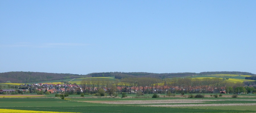 Blick von Westen vom Hang des Roten Berges auf Obernfeld, Landkreis Göttingen, Südniedersachsen. Im Hintergrund Teile der Hellberge