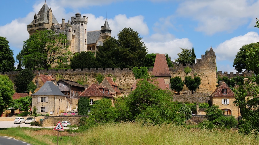 Photo "Overview of the famous Montfort Castle at 30 May 2015" by Henk Monster (Creative Commons Attribution 3.0) / Cropped from original