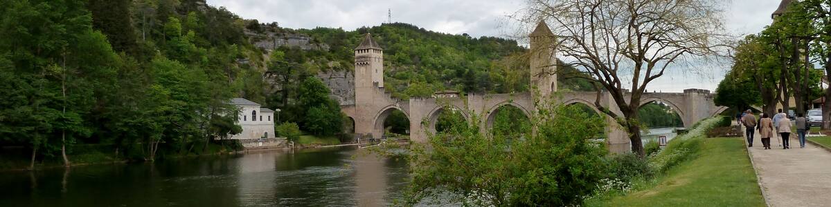 Photo "Pont Valentré avril 2011, Cahors, France." by undefined (Creative Commons Zero, Public Domain Dedication) / Cropped from original