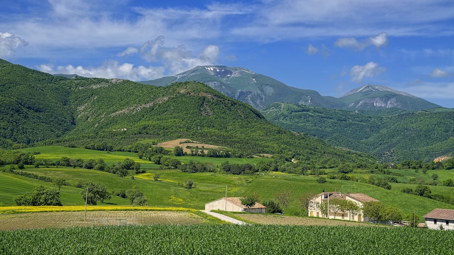 Photo "Vista verso il Catria" by Terensky (Creative Commons Attribution 3.0) / Cropped from original