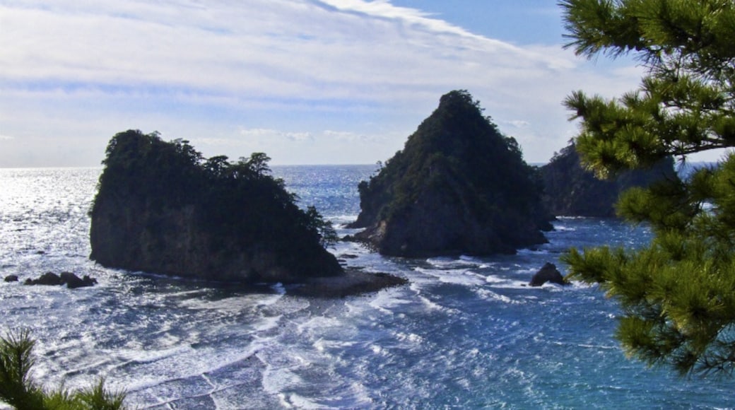 Photo "Dogashima" by ion66 (CC BY) / Cropped from original