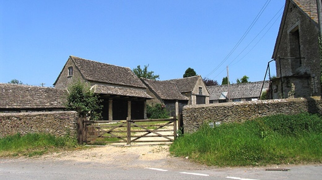 Billede "Ampney St. Mary" af Pam Brophy (CC BY-SA) / beskåret fra det originale billede