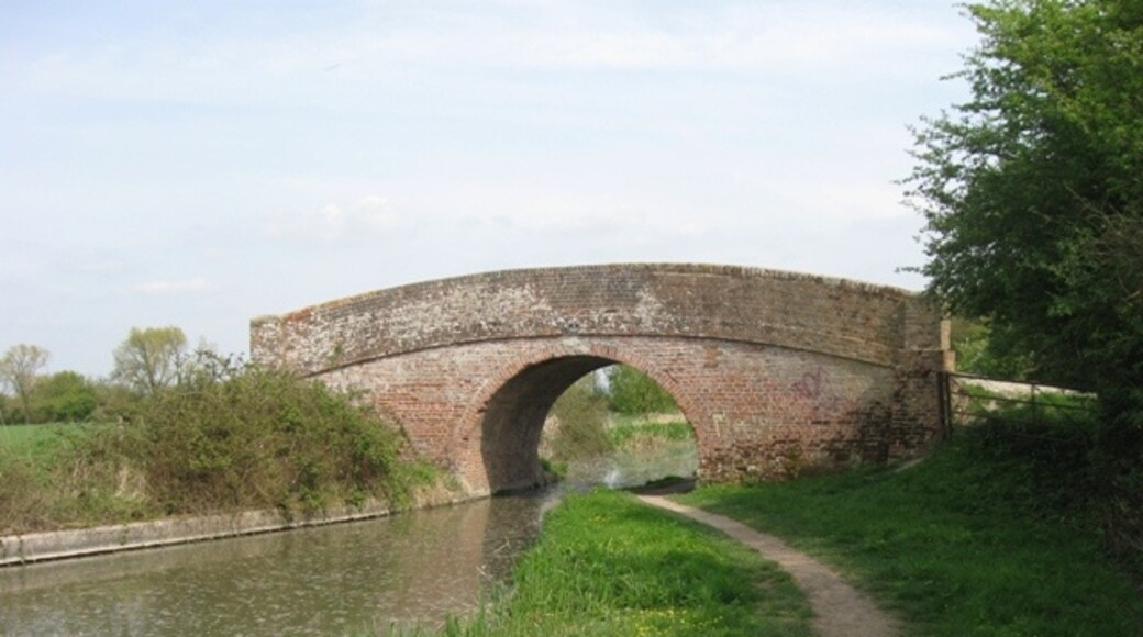 Photo "Broughton Hamlet" by Chris Reynolds (CC BY-SA) / Cropped from original