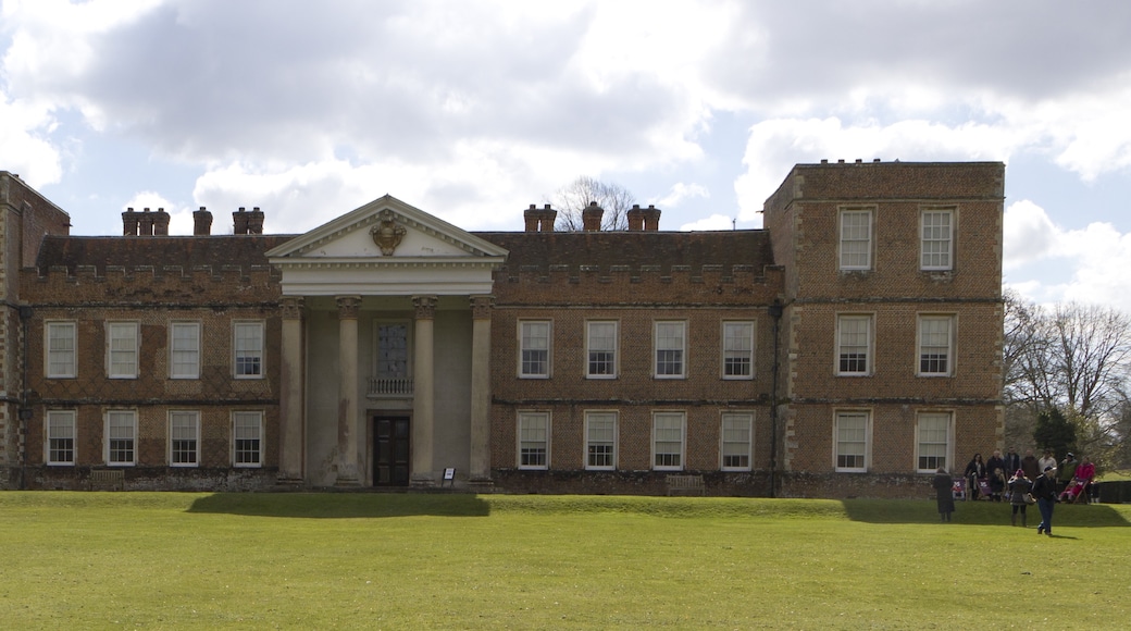 Photo "The Vyne" by Barry Skeates (CC BY) / Cropped from original
