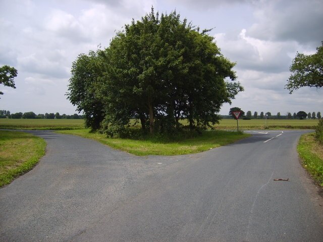 Junction The left fork leads to Kelfield and the right fork leads to Stillingfleet.