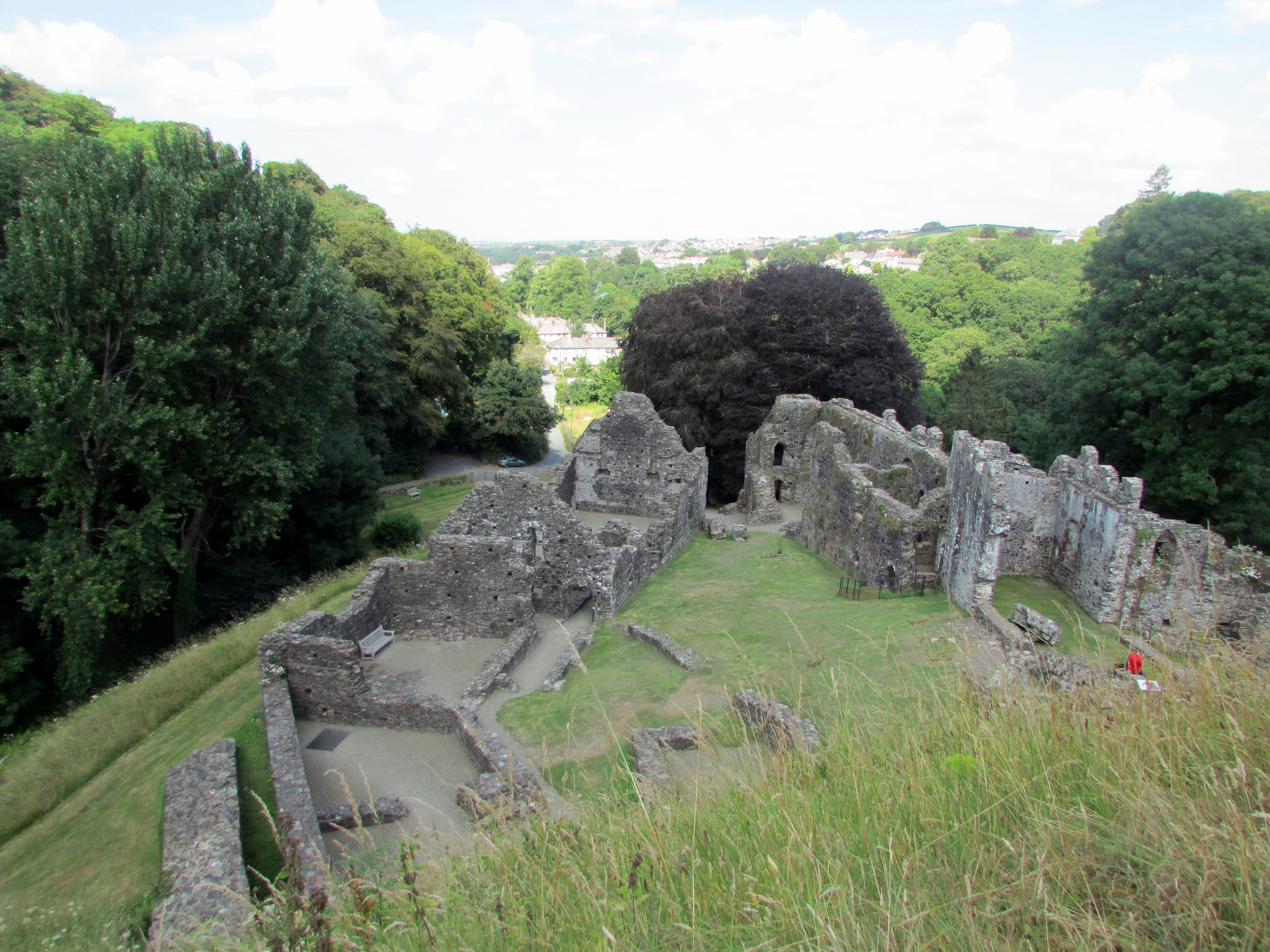 Photo "Okehampton Castle" by Reading Tom (CC BY) / Cropped from original