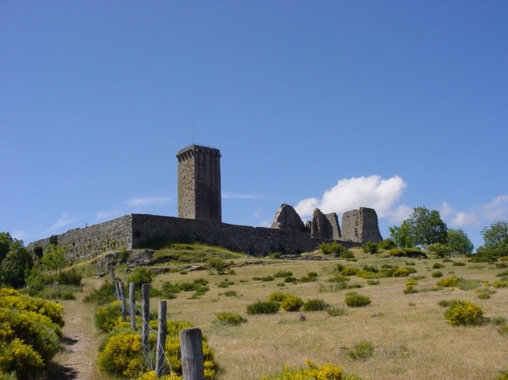 Remparts de la Garde Guérin du côté des gorges du Chassezac. Association GARDE