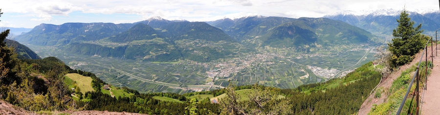 Panoramic view to west over the Etsch (it: Adige) valley from Knottnkino near Vöran (it: Verano)
