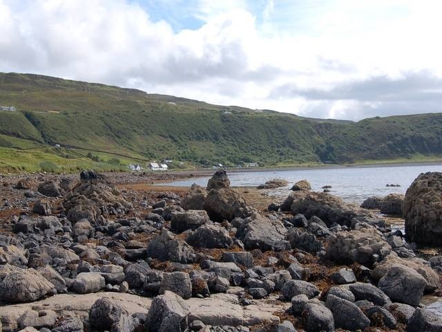 Camaslusta. A rocky beach near the head of Lochbay.