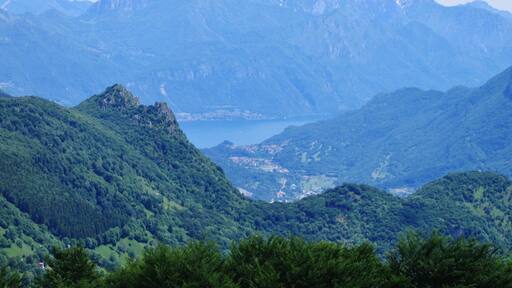 Foto "Val Rezzo" oleh qwesy qwesy (CC BY) / Dipotong dari foto asli