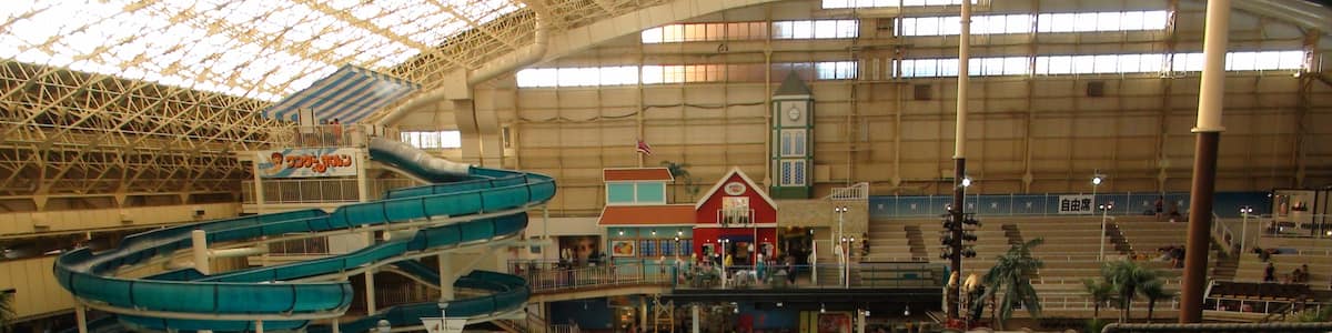 Photo "Spa Resort Hawaiians Water Park" by さかおり (Creative Commons Attribution 3.0) / Cropped from original