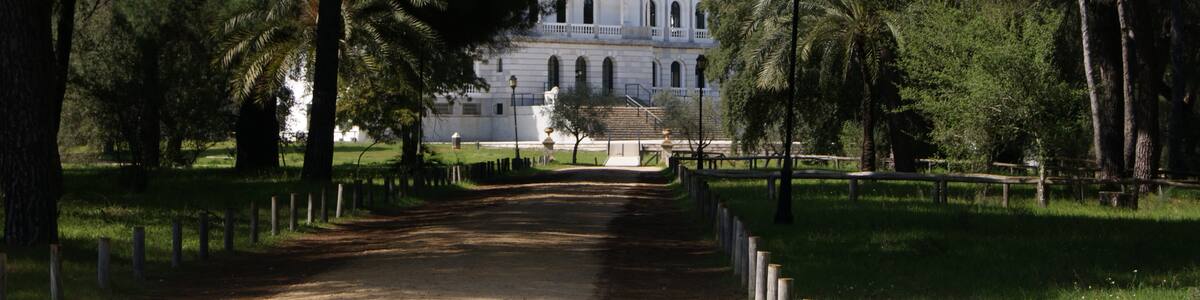 Photo "Coto de Doñana: Palacio El Acebrón (visitor center)" by undefined (Creative Commons Zero, Public Domain Dedication) / Cropped from original