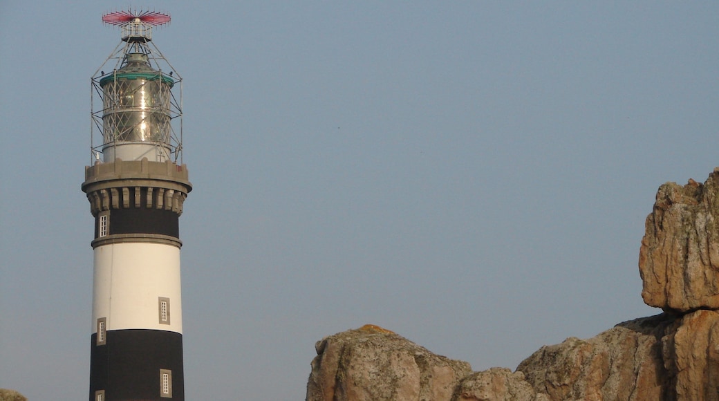 Photo "Creach Lighthouse" by Daniel Plazanet (Daplaza) (CC BY) / Cropped from original