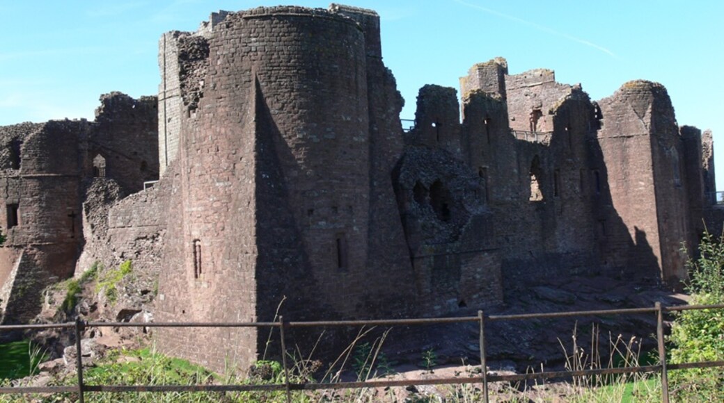"Goodrich Castle"-foto av Michael Eccles (CC BY-SA) / Urklipp från original